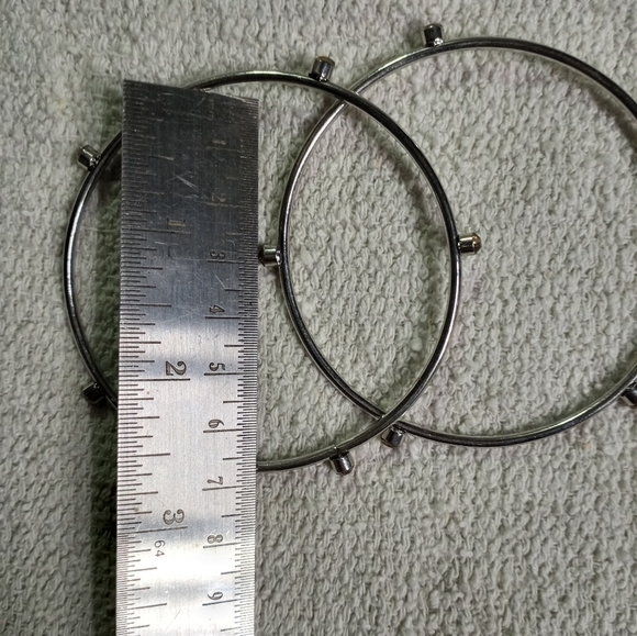 Pair of silvertone bangle bracelets with amber color crystals - Picture 3 of 4